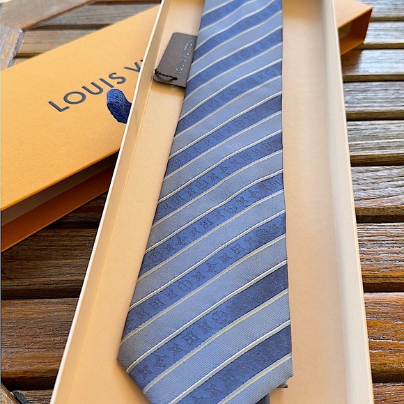 🎁HOLIDAY 25’🎁🔥🆕💯ICONIC LOUIS VUITTON KNIGHT CHARMS STRIPES MONOGRAM TIE🔥 - Picture 8 of 17